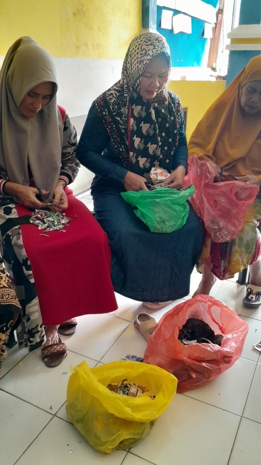 Solusi Permasalahan Sampah Tim PPK Ormawa BEM FKM Unhas Mengadakan Pelatihan Pembuatan Ecobric