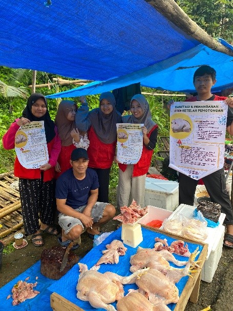 Doc. Mahasiswa KKNT Unhas di Desa Gantarang, Sinjai, Edukasi Pedagang Ayam Mengenai Sanitasi (Istimewa)