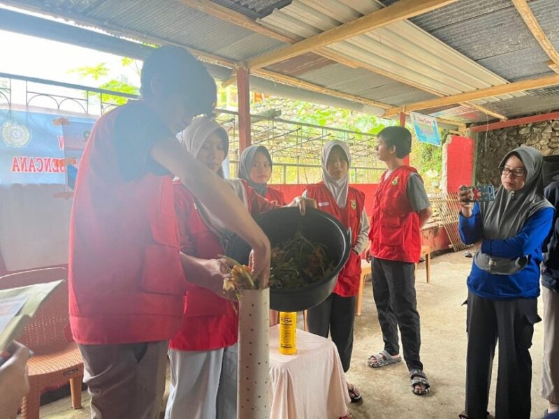 Doc. Mahasiswa Kuliah Kerja Nyata Tematik (KKNT) Universitas Hasanuddin Gelombang 112 memberikan materi dan melakukan praktek langsung terkait pembuatan resapan biopori dan pupuk kompos (Istimewa)