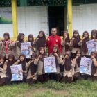 Doc. Posko 20 PBL II FKM Unhas bersama Kepala MTsN. 4 Jeneponto
dan peserta Anemia Awareness Fun Day (Istimewa)