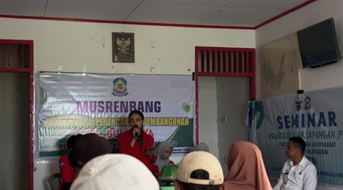 Doc. Koordinator kelurahan Posko 3 PBL 2 FKM Unhas (Dia Mangenda) saat memaparkan program intervensi kesehatan di Kelurahan Bulujaya, Kabupaten Jeneponto (Istimewa)