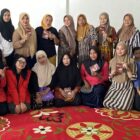 Doc. Mahasiswa Posko 20 PBL II FKM Unhas bersama peserta edukasi pemberian MPASI berbahan pangan lokal yang sedang memegang buku saku MPASI (Istimewa)
