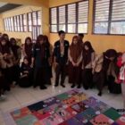 Doc. Anggota Posko 3 PBL II FKM Unhas (Agustia Triningsih Supodo) saat menjelaskan peraturan permainan ular tangga edukatif di SMKN 5 Jeneponto, Kelurahan Bulujaya, Kabupaten Jeneponto (Istimewa)