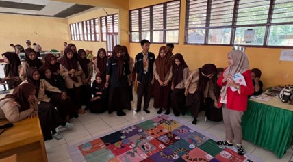 Doc. Anggota Posko 3 PBL II FKM Unhas (Agustia Triningsih Supodo) saat menjelaskan peraturan permainan ular tangga edukatif di SMKN 5 Jeneponto, Kelurahan Bulujaya, Kabupaten Jeneponto (Istimewa)