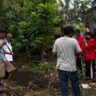 Doc. Mahasiswa Posko 3 PBL II FKM Unhas bersama masyarakat Butta Barakka saat melakukan pembuatan percontohan Sistem Pembuangan Air Limbah (SPAL) Sederhana di lingkungan Butta Barakka, Kelurahan Bulujaya, Kabupaten Jeneponto (Istimewa)