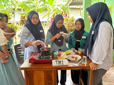 Doc. Proses memasak peserta lomba masak menu MPASI Desa Barana, Kabupaten Jeneponto (Istimewa)