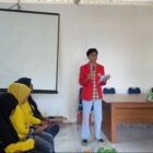 Doc. Anggota Posko 3 PBL II FKM Unhas (Andi Agung Patawari P.) saat menjelaskan Isi Buku Saku Pencegahan Stunting di Puskesmas Barana, Kelurahan Bulujaya, Kabupaten Jeneponto (Istimewa)