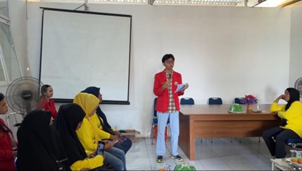 Doc. Anggota Posko 3 PBL II FKM Unhas (Andi Agung Patawari P.) saat menjelaskan Isi Buku Saku Pencegahan Stunting di Puskesmas Barana, Kelurahan Bulujaya, Kabupaten Jeneponto (Istimewa)