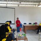 Doc. Posko 3 PBL II FKM Unhas (Deska Leanny Kati) saat melakukan pelatihan komunikasi antar pribadi (KAP) pada kader di Aula Puskesmas Barana, Kelurahan Bulujaya. Kabupaten Jeneponto (Istimewa)