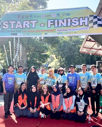 Doc. Foto bersama dosen dan mahasiswa Departement Gizi FKM Unhas yang terlibat dalam kepanitian Gizi Fun Run 2015 (Istimewa)