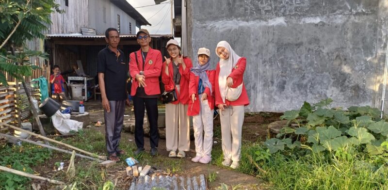 Dokumentasi Pribadi: Mahasiswa Posko 3 PBL III FKM Unhas saat melaksanakan kegiatan evaluasi program intervensi SPAL Sederhana di Kelurahan Bulujaya, Kabupaten Jeneponto, Selasa (24/06/2025)