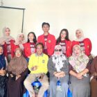 Dokumentasi Pribadi: Mahasiswa Posko 3 PBL III FKM Unhas saat melaksanakan kegiatan evaluasi program intervensi Buku Saku Pencegahan Stunting di Kelurahan Bulujaya, Kabupaten Jeneponto, Kamis (26/06/2025)
