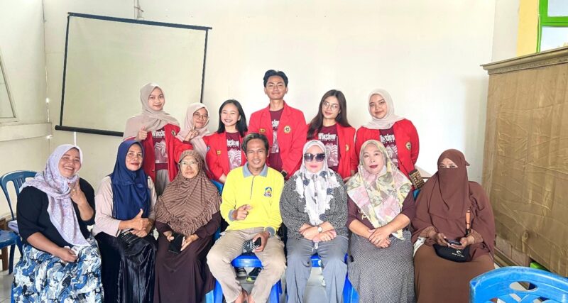 Dokumentasi Pribadi: Mahasiswa Posko 3 PBL III FKM Unhas saat melaksanakan kegiatan evaluasi program intervensi Buku Saku Pencegahan Stunting di Kelurahan Bulujaya, Kabupaten Jeneponto, Kamis (26/06/2025)