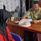 Dokumentasi Pribadi: Mahasiswa Posko 3 PBL III FKM Unhas saat melaksanakan kegiatan evaluasi program intervensi Evaluasi Kesehatan Lingkungan secara door to door di Kelurahan Bulujaya, Kabupaten Jeneponto, Rabu (25/06/2025)