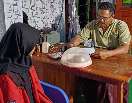 Dokumentasi Pribadi: Mahasiswa Posko 3 PBL III FKM Unhas saat melaksanakan kegiatan evaluasi program intervensi Evaluasi Kesehatan Lingkungan secara door to door di Kelurahan Bulujaya, Kabupaten Jeneponto, Rabu (25/06/2025)