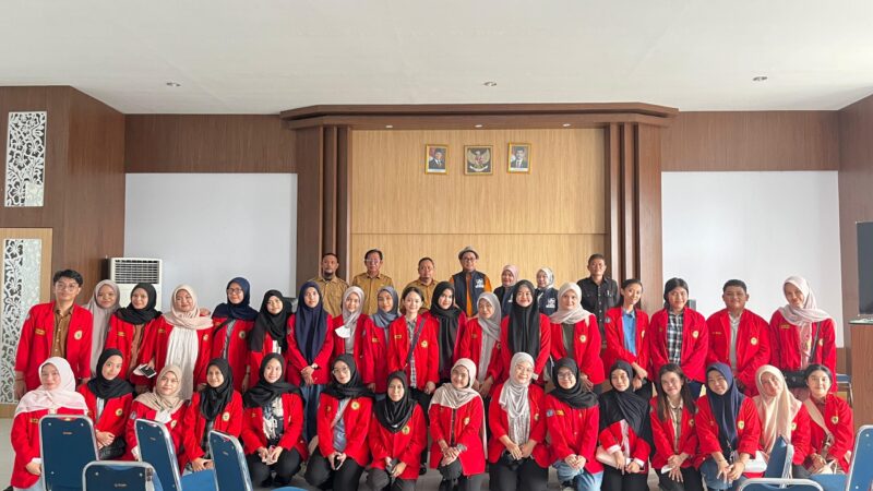 Dokumentasi kegiatan penerimaan resmi mahasiswa PBL I FKM Universitas Hasanuddin oleh pihak Kecamatan Marioriawa.