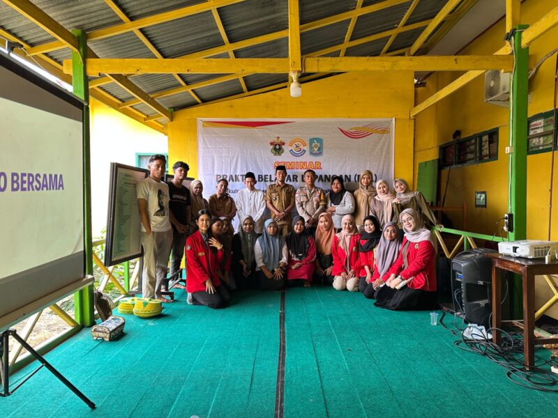 Sesi Foto Bersama Kegiatan Seminar Awal Mahasiswa PBL I FKM Unhas di Kecamatan Ganra