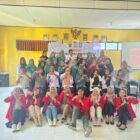 Sesi Foto Bersama Kegiatan Seminar Awal Mahasiswa PBL I FKM Unhas di Aula Kantor Desa Tinco