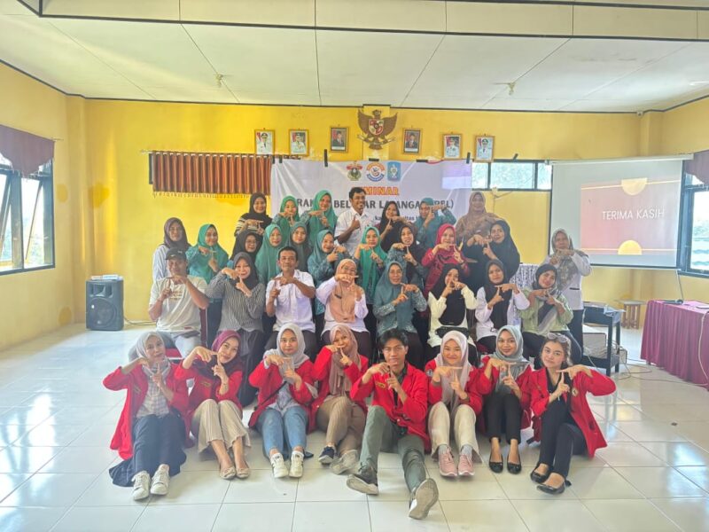 Sesi Foto Bersama Kegiatan Seminar Awal Mahasiswa PBL I FKM Unhas di Aula Kantor Desa Tinco