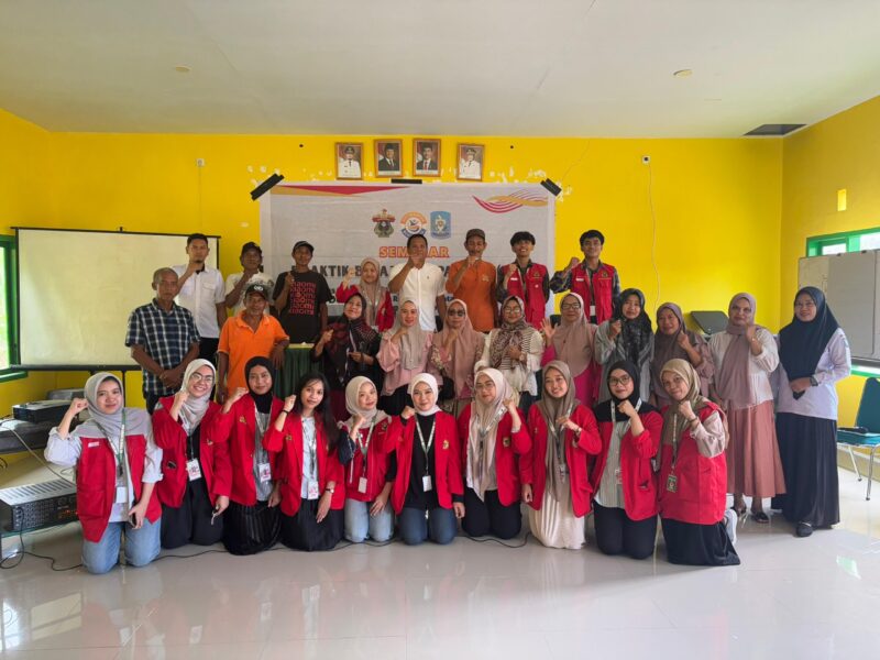 Foto Bersama Seminar Awal PBL I FKM Unhas di Desa Lalabata Riaja