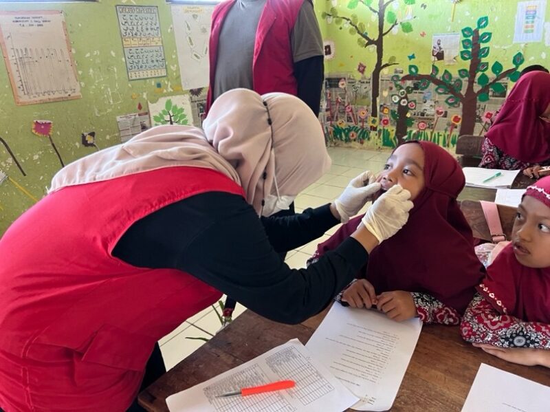 Gambar 1. Foto Kegiatan Screening pada Anak SDN 11 Batang
